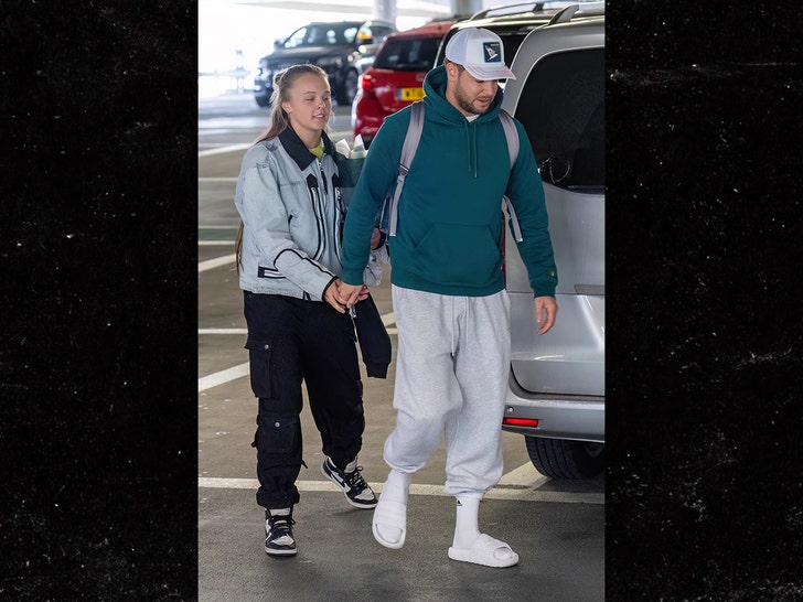 JoJo-Siwa-and-Chris-Hughes-backgrid-4