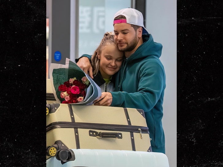 JoJo-Siwa-and-Chris-Hughes--backgrid-1