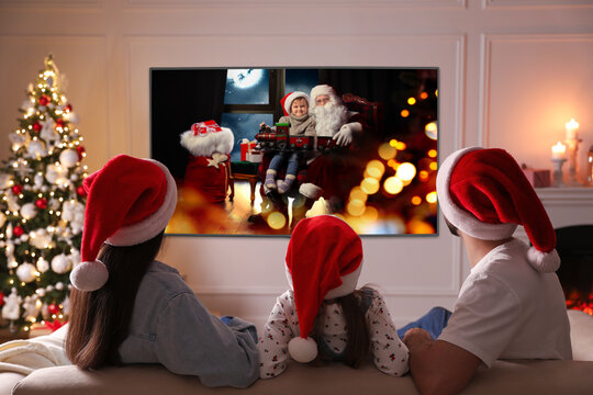 Family Watching Tv Christmas Images – Browse 7,170 Stock Photos ...